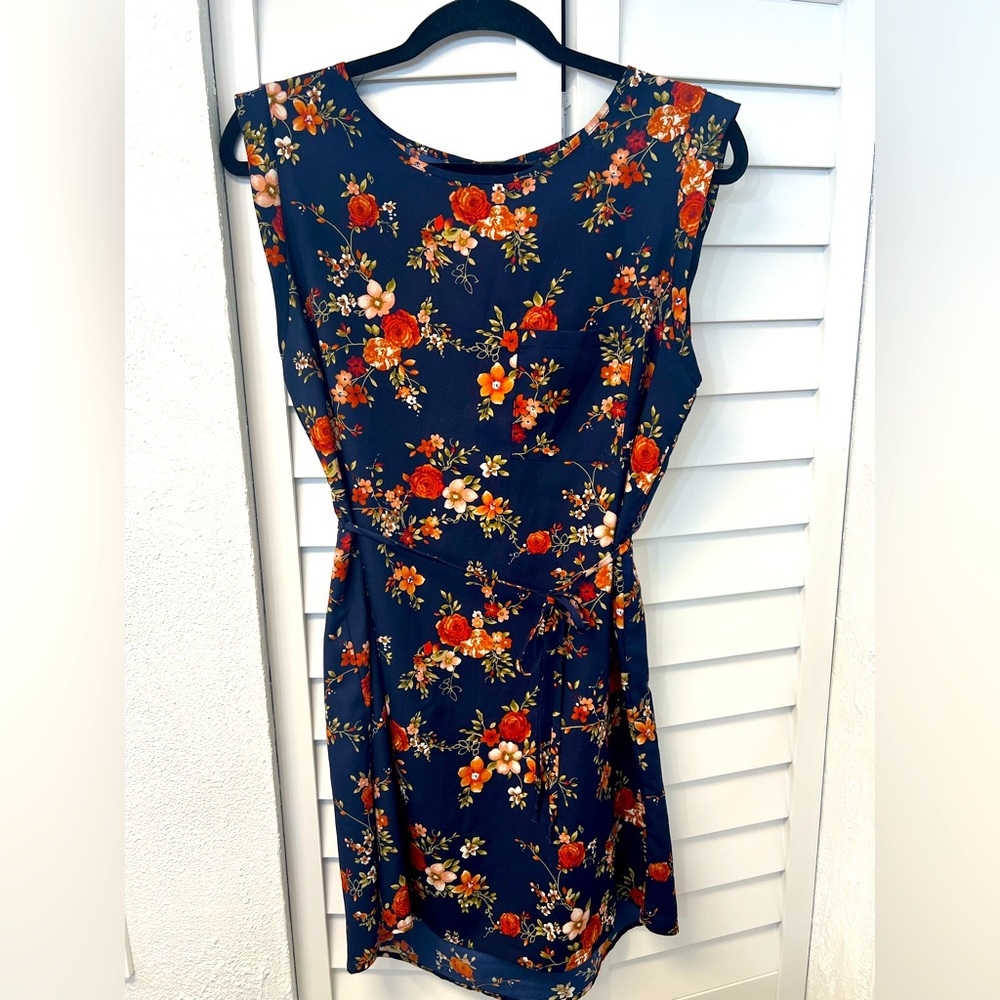 Médium, short sleeve blue/orange flower dress with breast pocket & rope sash
